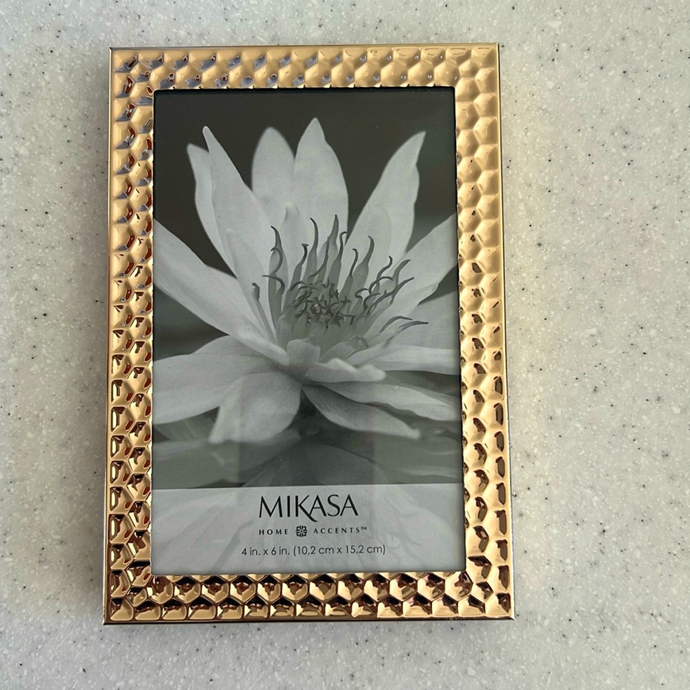 New Mikasa Goldtone Photo Picture Frame Size 4”x6”
